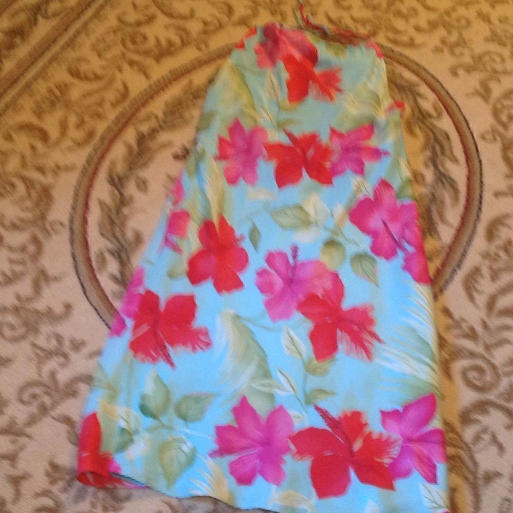 Ladies silk flowered 👗 in size 2 in light teal